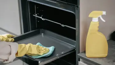 Fórmula natural para eliminar la grasa del horno: mezcla estos dos ingredientes que siempre tienes en casa Fórmula natural para eliminar la grasa del horno: mezcla estos dos ingredientes que siempre tienes en casa