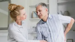 ¿Es “normal” una espalda maltrecha luego de los 50 años? Expertos dan las claves para una correcta salud corporal