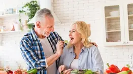 Estas son algunas claves para envejecer con salud: Hacer ejercicio, mantener una dieta saludable e ir al médico regularmente 