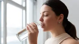 Experta en salud hormonal explica la importancia de beber agua: ayuda a regular los niveles de cortisol