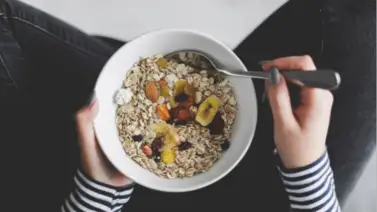 ¿Sentirse ligera o hinchada? Esta forma de comer avena hará la diferencia ¿Sentirse ligera o hinchada? Esta forma de comer avena hará la diferencia