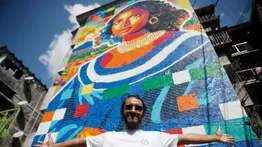 Venezolano Oscar Olivares sorprende: una Gioconda de tapas de plástico cautiva a El Salvador