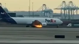 Avión de FedEx aterriza de emergencia: el motor estaba en llamas