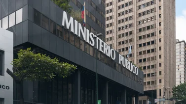Fiscalía atiende solicitud de una abuela de 102 años: pide que le restituyan su local ubicado en la plaza El Hatillo