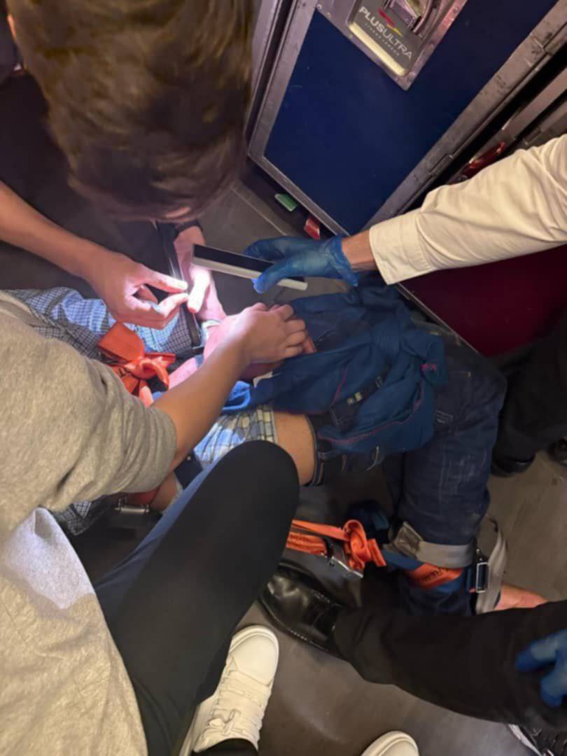 Pasajero intenta abrir compuerta de un avión en pleno vuelo entre Madrid y Venezuela Pasajero intenta abrir compuerta de un avión en pleno vuelo entre Madrid y Venezuela