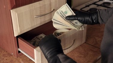 Ladrones se llevan como botín billetes falsos de una mansión en Bel Air: La dueña es una reconocida influencer