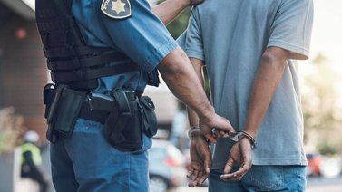 Padre le paga $300 a su hijo para cometer un asesinato: podrían recibir pena de muerte