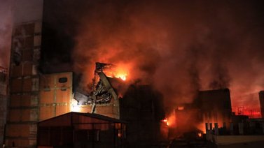 Incendio en el centro de Lima: bomberos afirman que el fuego podría durar hasta el domingo