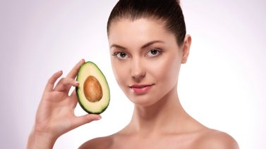 Así puedes usar la cáscara del aguacate para exfoliar la piel 