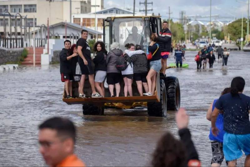 Tragedia por inundación en Argentina deja más de 10 muertos y 850 desplazados