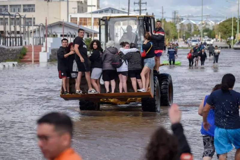 Tragedia por inundación en Argentina deja más de 10 muertos y 850 desplazados