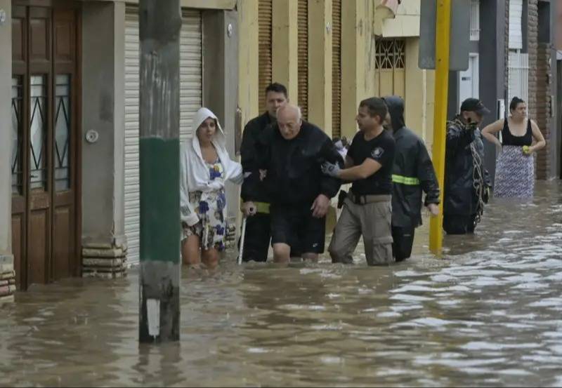Tragedia por inundación en Argentina deja más de 10 muertos y 850 desplazados