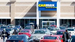 CarMax: Momentos cuando conductor insatisfecho atropella a empleados en concesionario en California