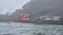 Las imágenes del choque de un buque petrolero y un carguero este 10 de marzo