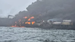 Las imágenes del choque de un buque petrolero y un carguero este 10 de marzo