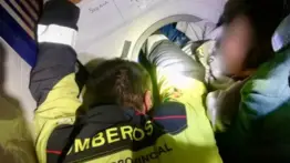 Momento cuando bomberos rescatan a una niña atrapada en una lavadora