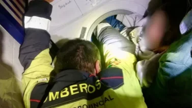 Momento cuando bomberos rescatan a una niña atrapada en una lavadora