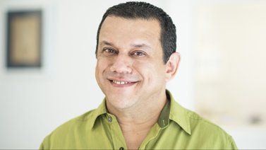 Emilio Lovera junto a otros comediantes venezolanos invitan al espectáculo "Por amor a Norah" en Chacao