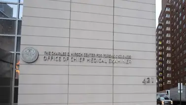 Hallan los cuerpos descompuestos de madre e hijo en su apartamento: Investigan causas de la muerte Hallan los cuerpos descompuestos de madre e hijo en su apartamento: Investigan causas de la muerte