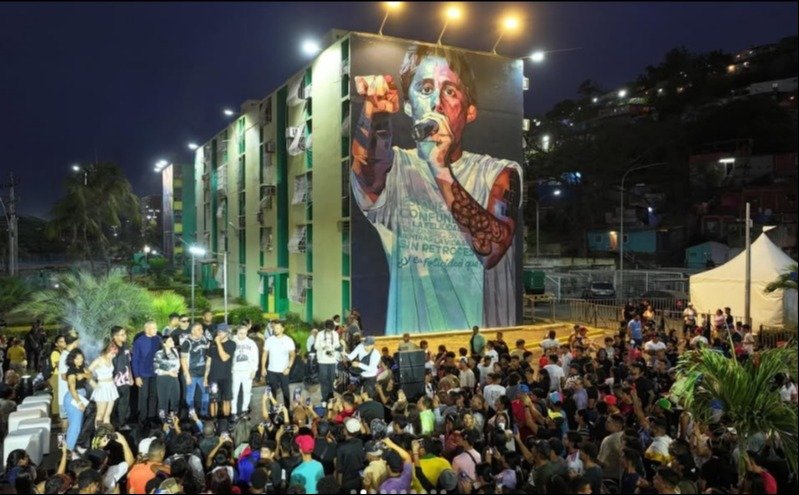 En imágenes: develan mural de 16 metros en honor a Canserbero con la presencia de McKlopedia En imágenes: develan mural de 16 metros en honor a Canserbero con la presencia de McKlopedia