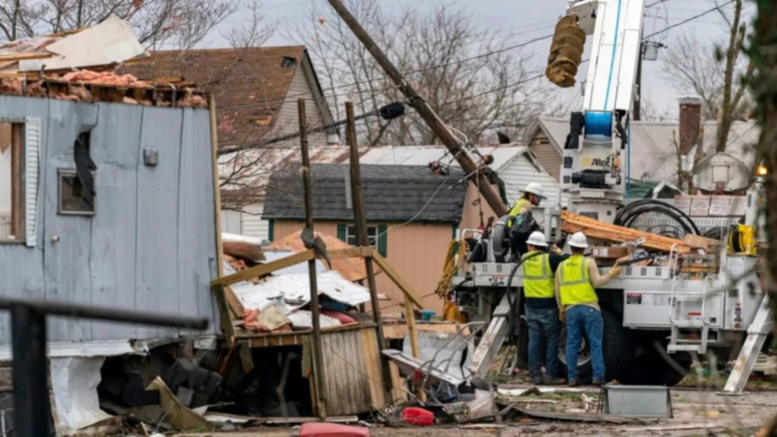 Alerta en USA: Al menos 32 muertos y más de 100 millones de afectados por tornados e incendios Alerta en USA: Al menos 32 muertos y más de 100 millones de afectados por tornados e incendios