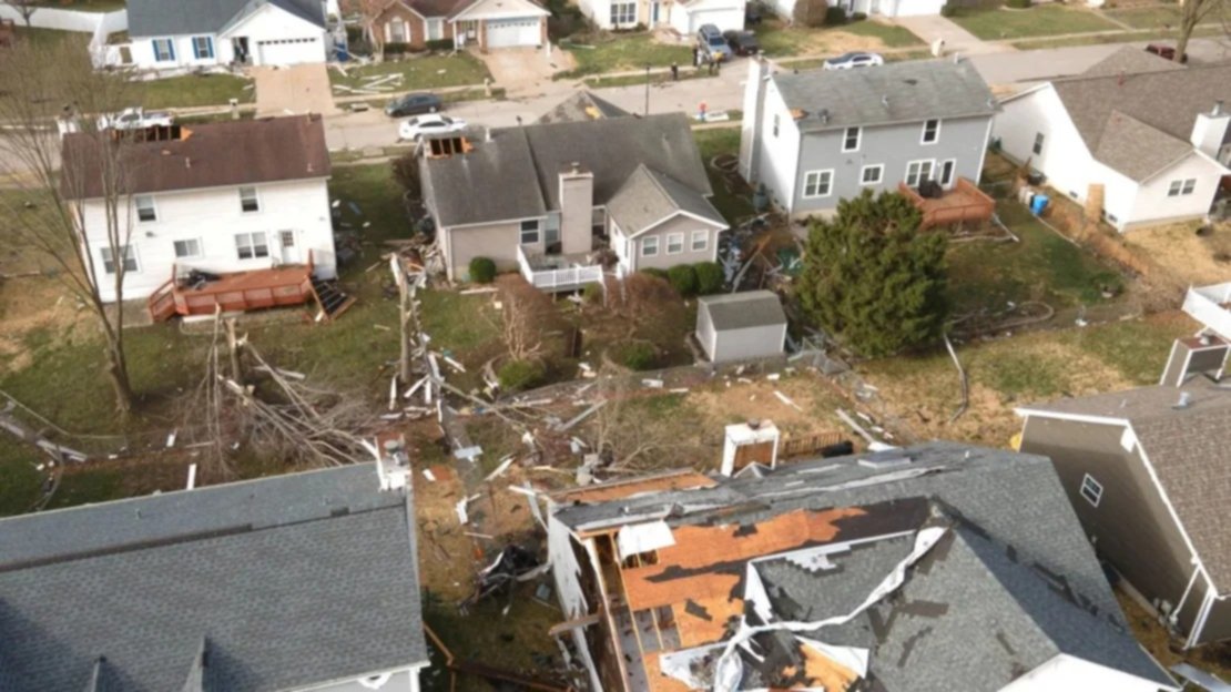 Alerta en USA: Al menos 32 muertos y más de 100 millones de afectados por tornados e incendios Alerta en USA: Al menos 32 muertos y más de 100 millones de afectados por tornados e incendios