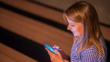 ¿Cómo cuidarte de la luz azul? La amenaza silenciosa de los celulares ¿Cómo cuidarte de la luz azul? La amenaza silenciosa de los celulares