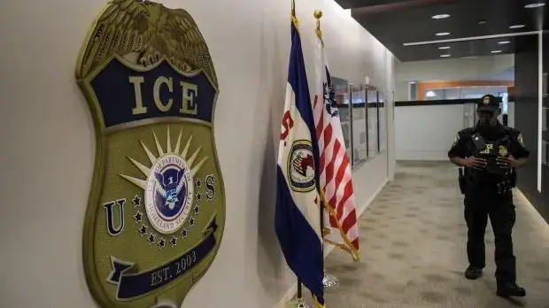 ICE arresto inmigrante cubana oficina