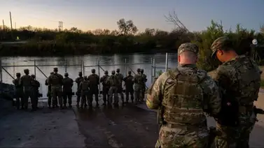 Soldados llegan a Texas para reforzar la vigilancia fronteriza y combatir el cruce de inmigrantes Soldados llegan a Texas para reforzar la vigilancia fronteriza y combatir el cruce de inmigrantes