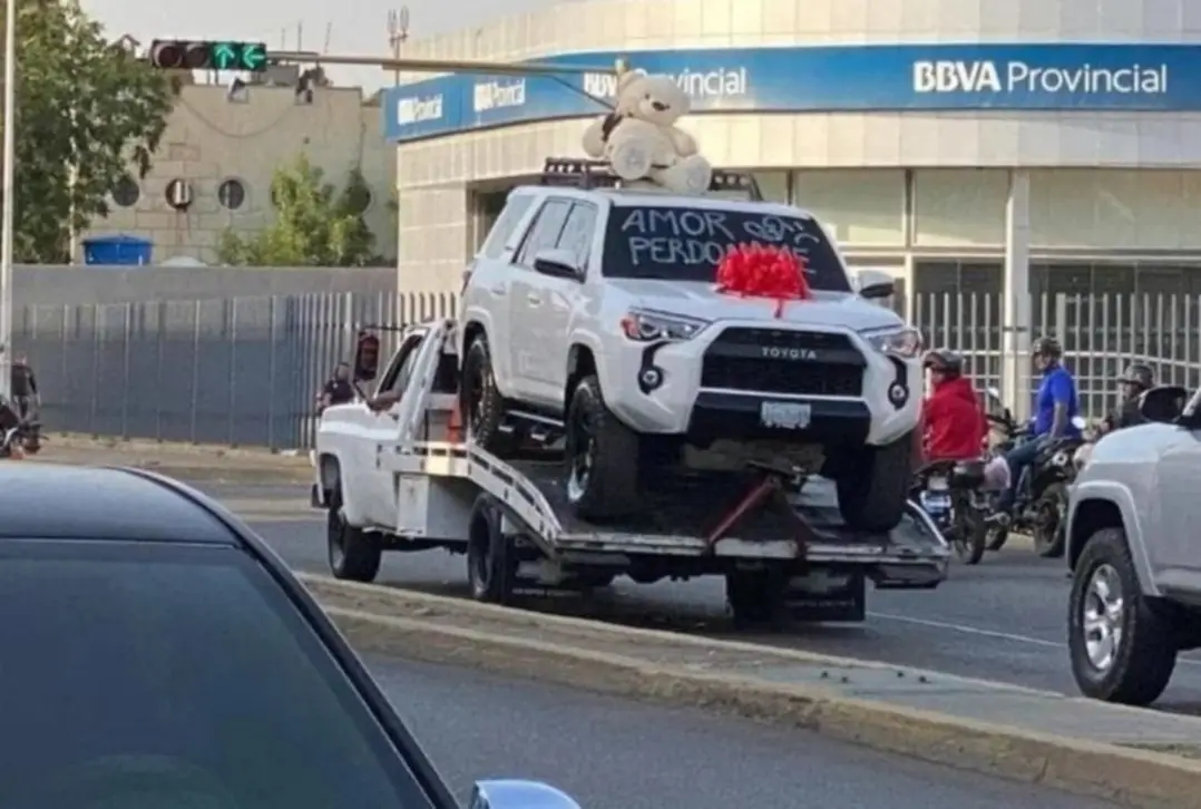“Amor, perdóname”: se vuelve viral por regalar una camioneta tras presunta infidelidad