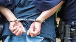 Huyó del país tras cometer un crimen: capturan a funcionario de la PNB solicitado por homicidio