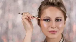 El arte de delinear la mirada: cómo adaptar el uso del eyeliner según el paso de las décadas