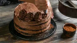 Prepara una torta de chocolate sin harina: super fácil y con solo seis ingredientes