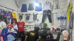 Dos venezolanos detenidos por venta de mercancía falsificada: incautan más de 2.000 dólares en piratería