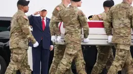 Trump recibe los restos de los seis militares estadounidenses muertos en el conflicto con Irán
