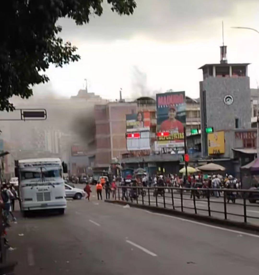 Incendio en centro comercial de Caracas: deja dos heridos y pérdida total en más de 10 locales Incendio en centro comercial de Caracas: deja dos heridos y pérdida total en más de 10 locales