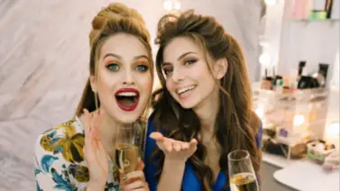 El maquillaje eterno sí existe: aprende la técnica 'sándwich' que revoluciona el acabado natural y aplícala en casa El maquillaje eterno sí existe: aprende la técnica 'sándwich' que revoluciona el acabado natural y aplícala en casa