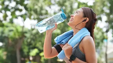 Científico alerta sobre el uso de botellas de agua reutilizables: enjuagarlas a diario no es saludable Científico alerta sobre el uso de botellas de agua reutilizables: enjuagarlas a diario no es saludable