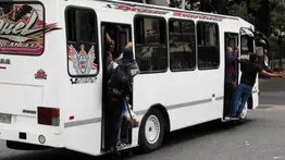 Tres doritos después: conductor es sancionado por negarse a trasladar a una niña estudiante