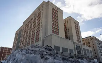 Se aprovechó de su cargo para abusar de un recluso: revelan las aberrantes agresiones de un guardia de prisión