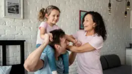 Trabajar para vivir, no vivir para trabajar: experta revela el nuevo paradigma de la crianza