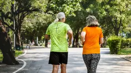 Según experta, caminar es un buen ejercicio que se debe complementar con fuerza: sobre todo después de los 60 años