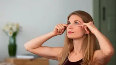 El secreto de la mirada descansada: la técnica infalible para aplicar el contorno de ojos y rejuvenecer el rostro El secreto de la mirada descansada: la técnica infalible para aplicar el contorno de ojos y rejuvenecer el rostro