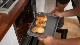 Tres pasos claves para limpiar la bandeja del horno: fácil y económico