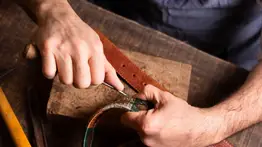 Talabarterías en Caracas se reinventan: ofrecen reparaciones de artículos de todo tipo de material