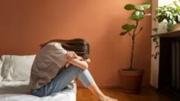 La soledad como factor de riesgo: conoce el impacto biológico del aislamiento social en la salud humana