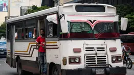 Vidrios rotos y pánico: el video viral del enfrentamiento entre transportistas en Caracas