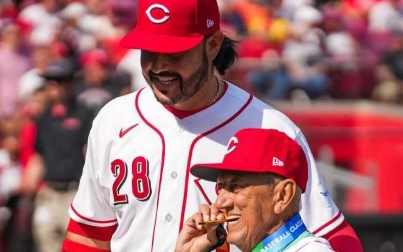 Eugenio Suáez recibe el Premio Luis Aparicio de manos de David Concepción