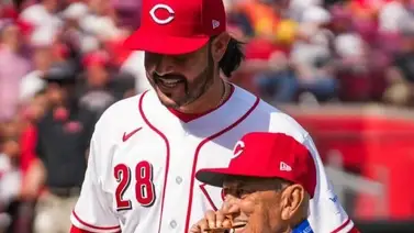 Eugenio Suáez recibe el Premio Luis Aparicio de manos de David Concepción Eugenio Suáez recibe el Premio Luis Aparicio de manos de David Concepción