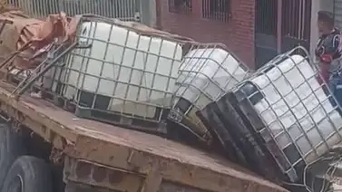 ¡Alerta! Megahueco en Caracas causa vuelco de una gandola ¡Alerta! Megahueco en Caracas causa vuelco de una gandola